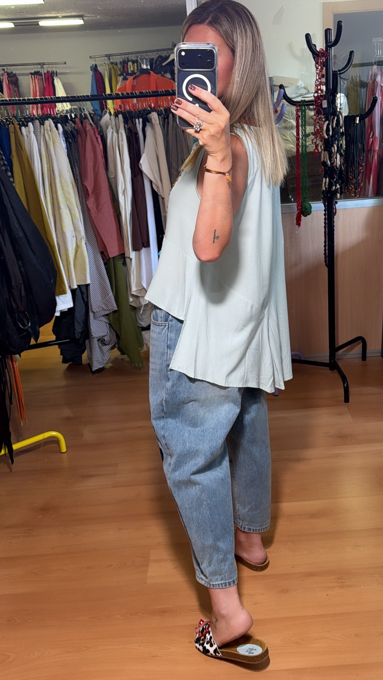 Blusa irregular sin mangas