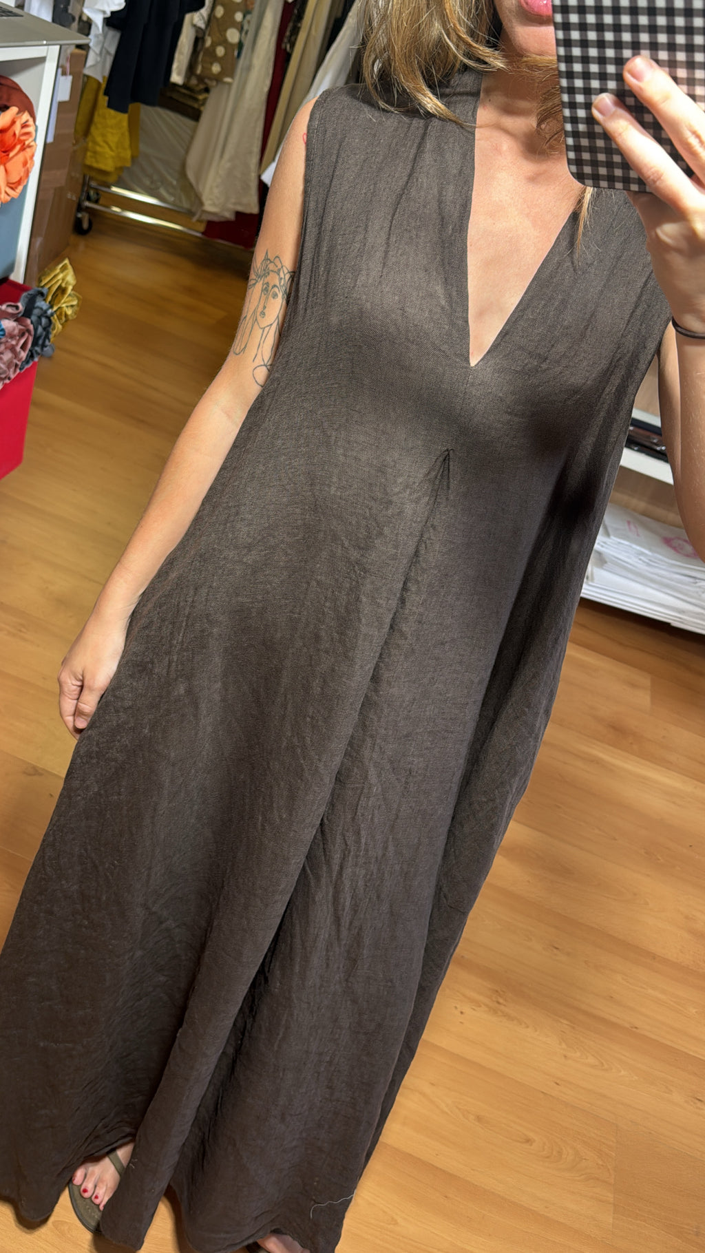 Vestido lino sin mangas y escote en V