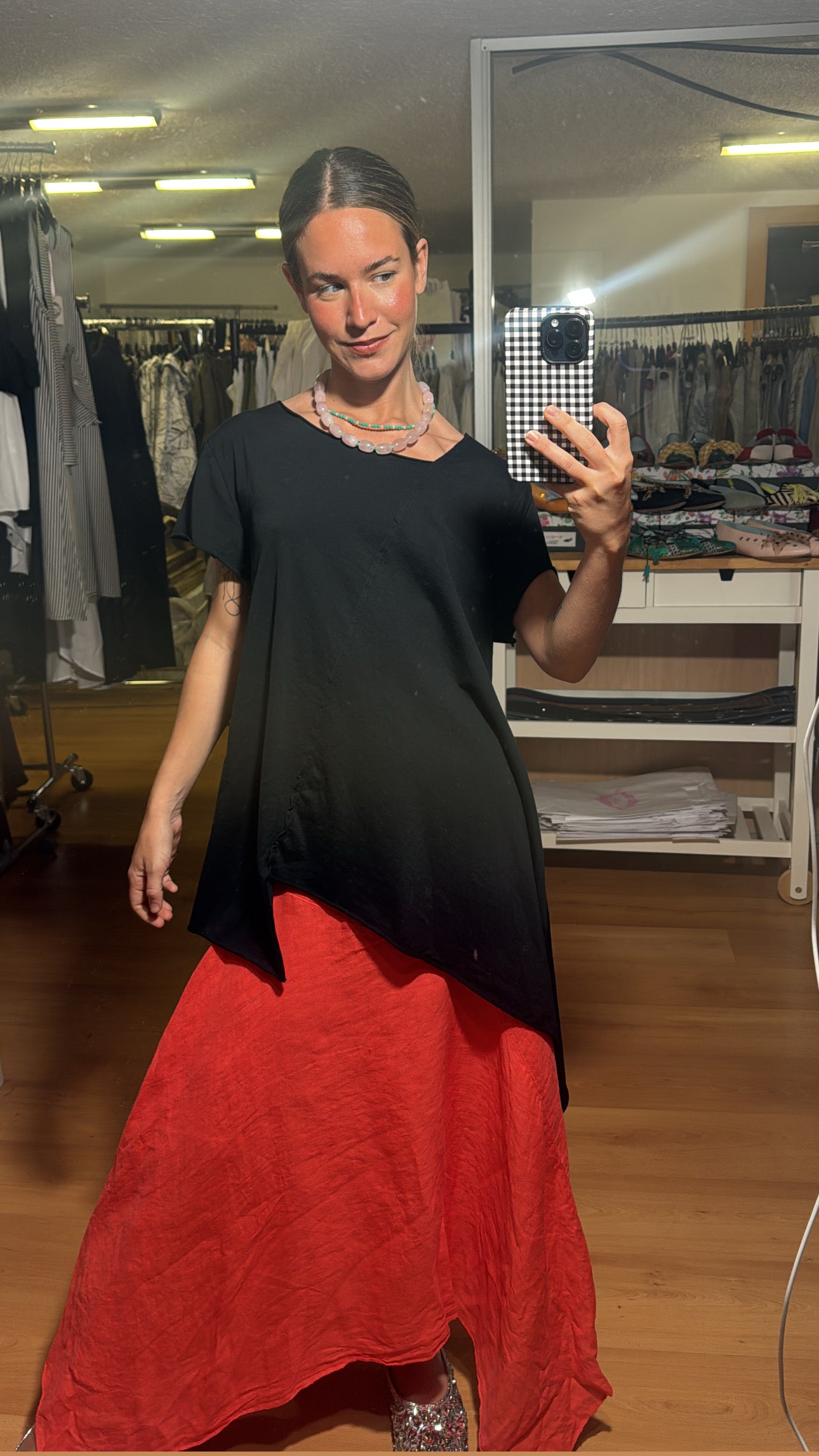 Camiseta negra irregular