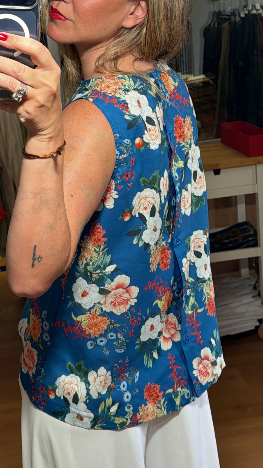 Blusa azul floral