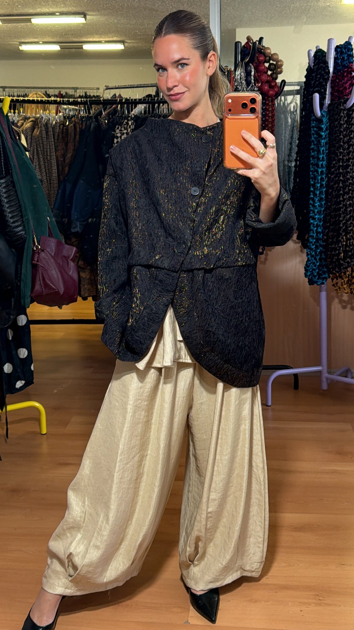Chaqueta negra hilo dorado