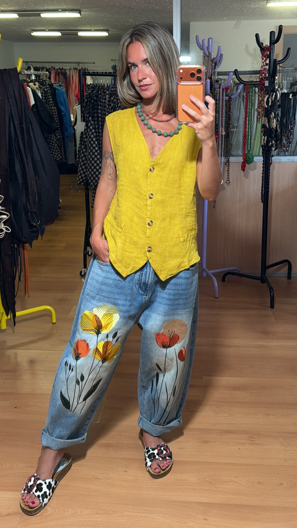 Pantalón vaquero flores bordadas