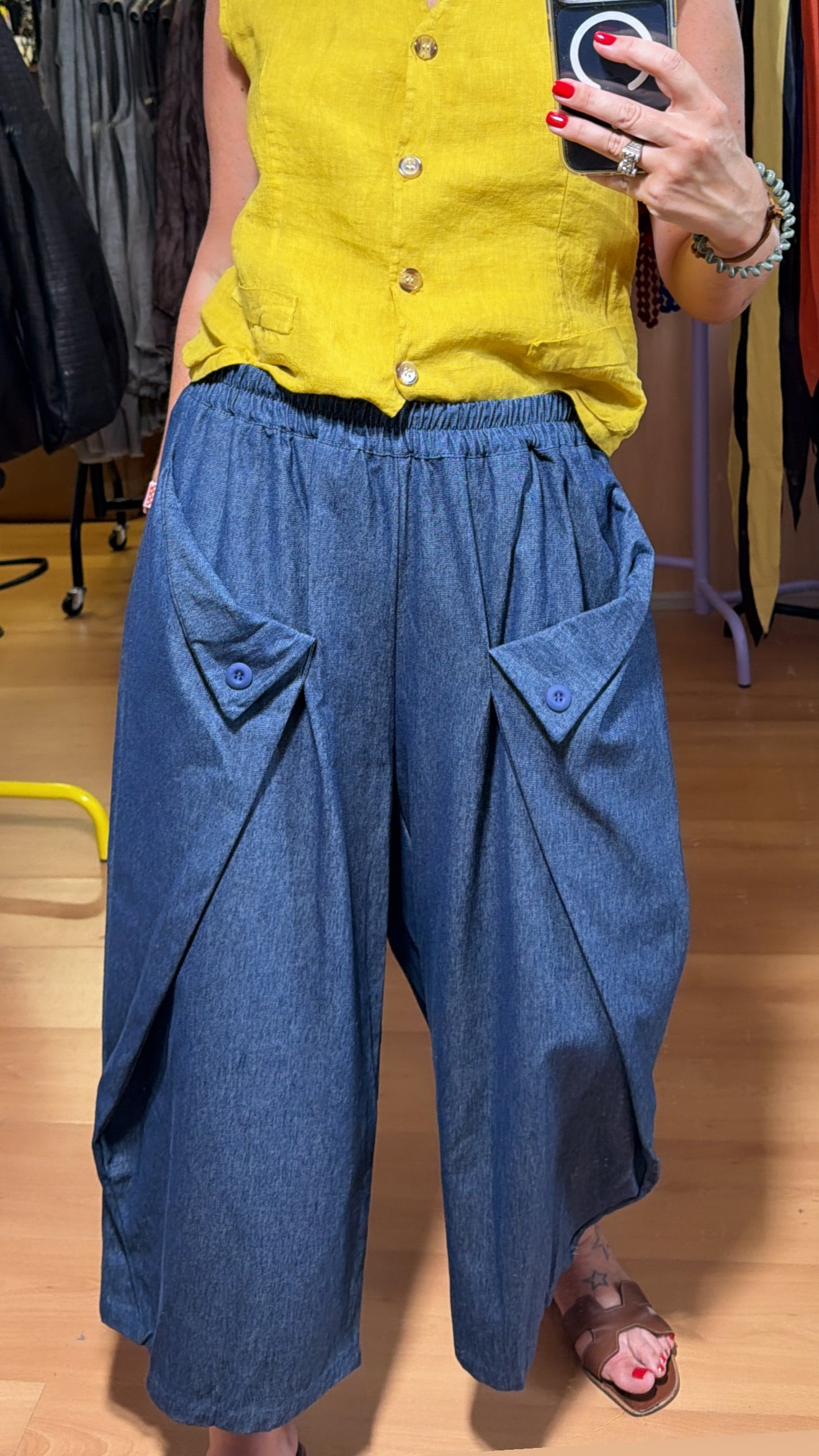 Pantalón vaquero con solapas