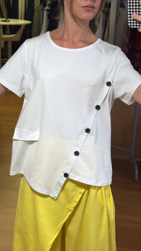 Camiseta asimétrica botones