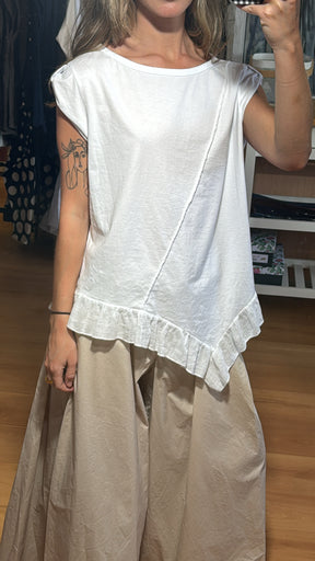 Camiseta asimétrica con volante