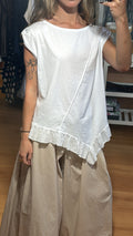Camiseta asimétrica con volante