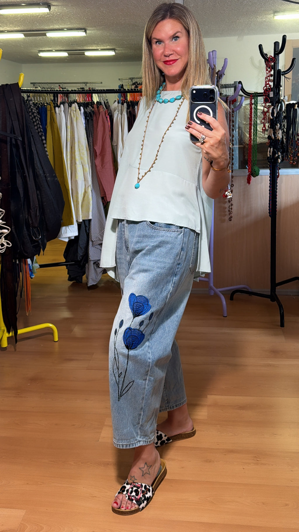 Pantalón vaquero flores bordadas
