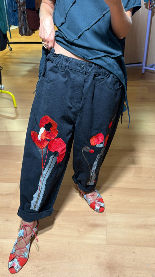 Pantalón vaquero negro flores bordadas