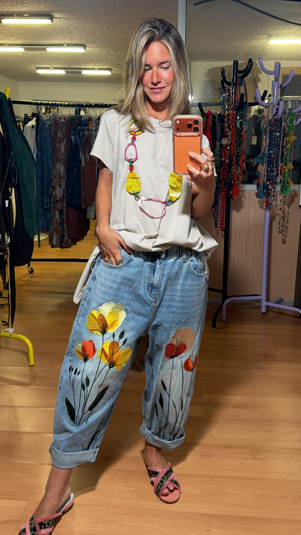 Pantalón vaquero flores bordadas
