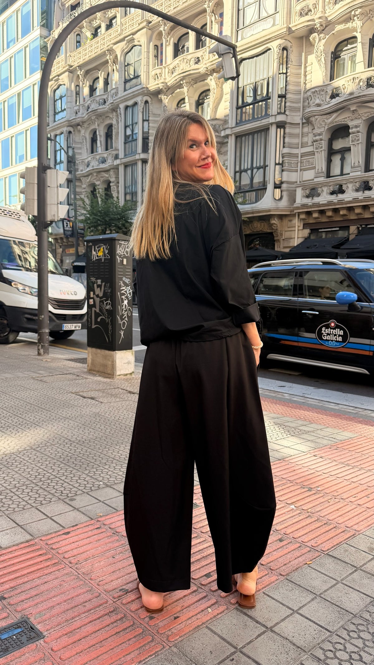 Camiseta negra con bolsillos
