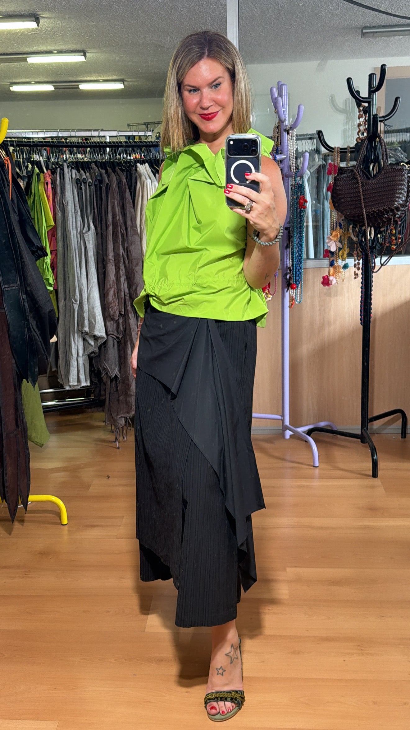 Blusa cuello arlequín sin mangas