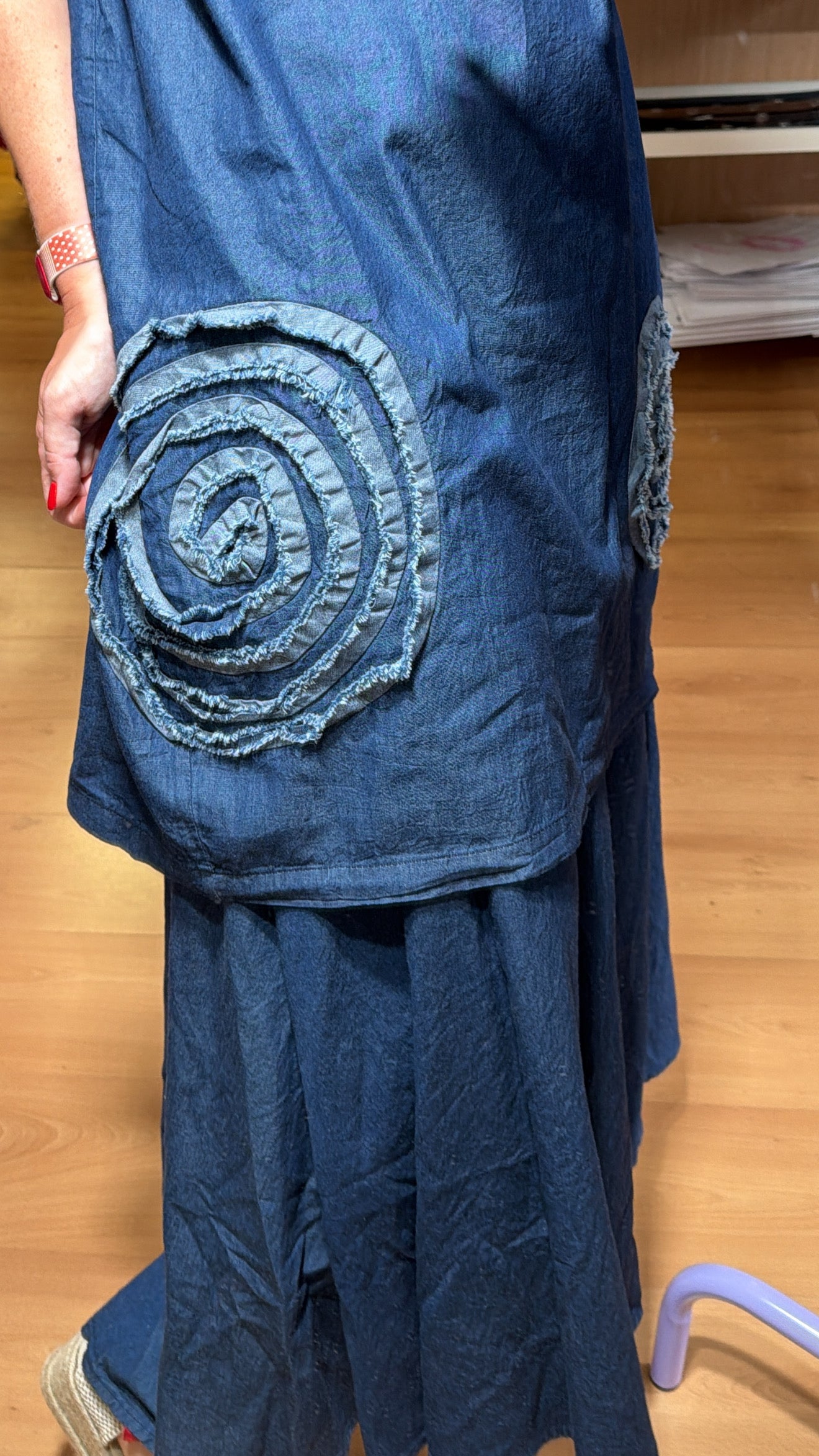 Blusa vaquera con detalle floral