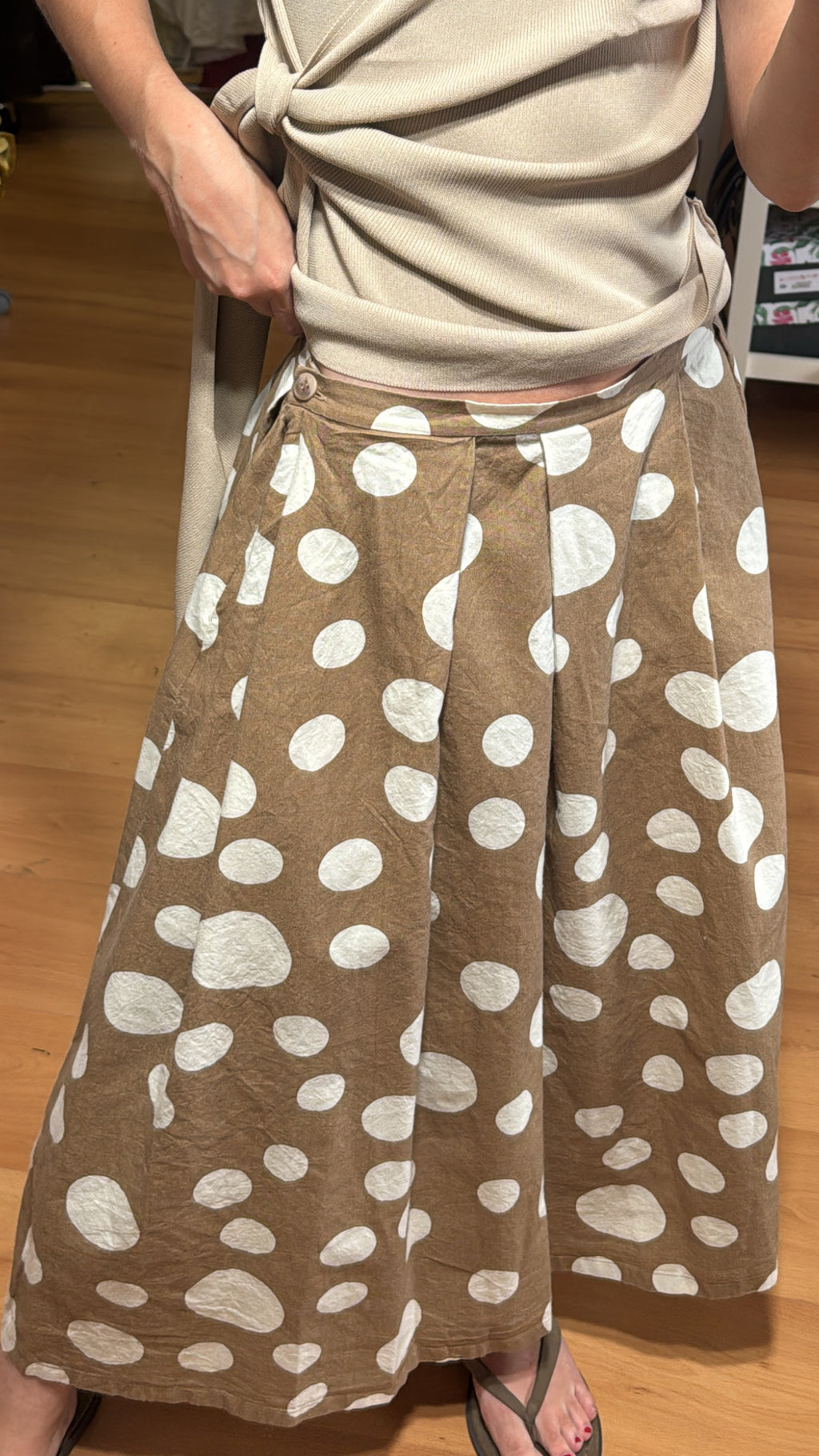 Falda beige topos