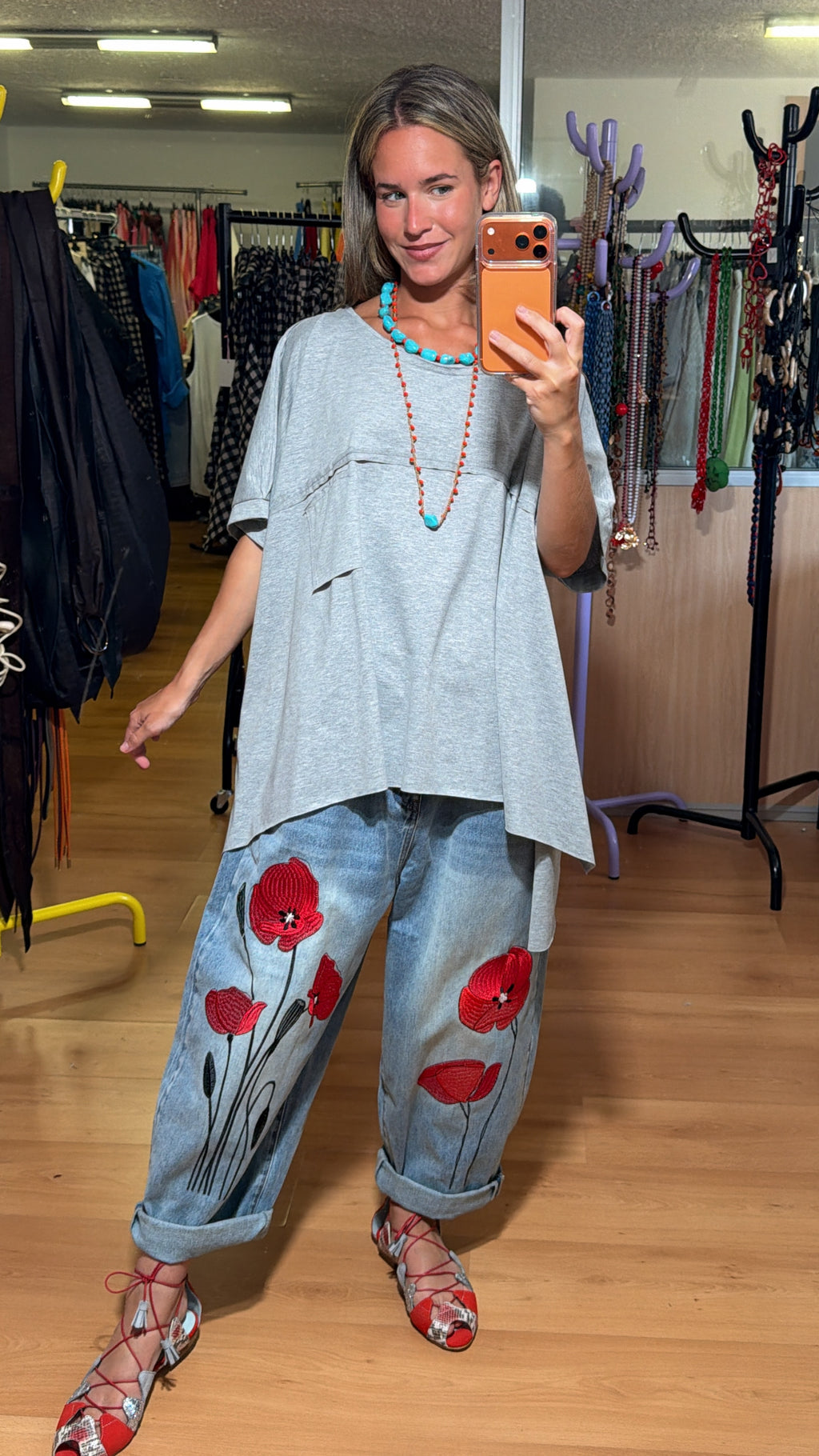 Pantalón vaquero flores bordadas