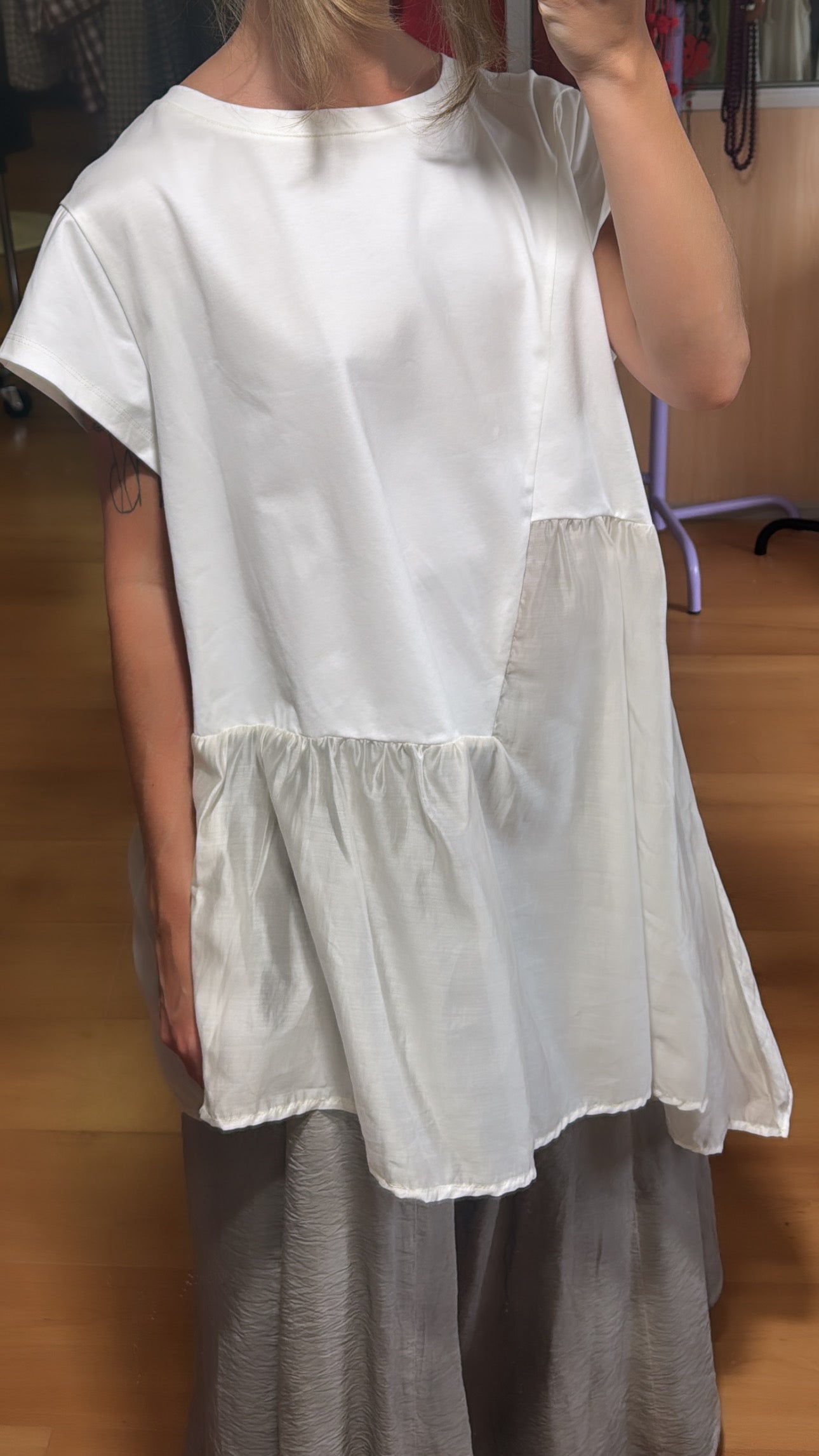 Camiseta con detalle en el bajo