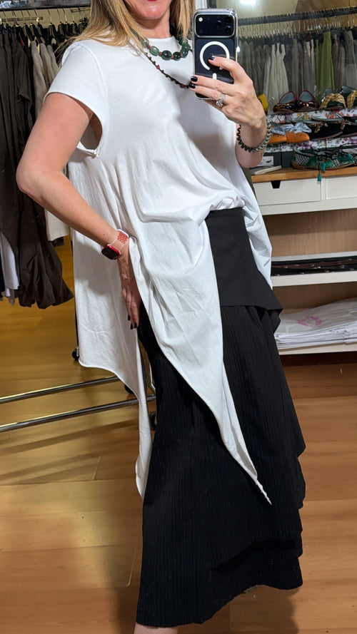 Camiseta irregular con pico