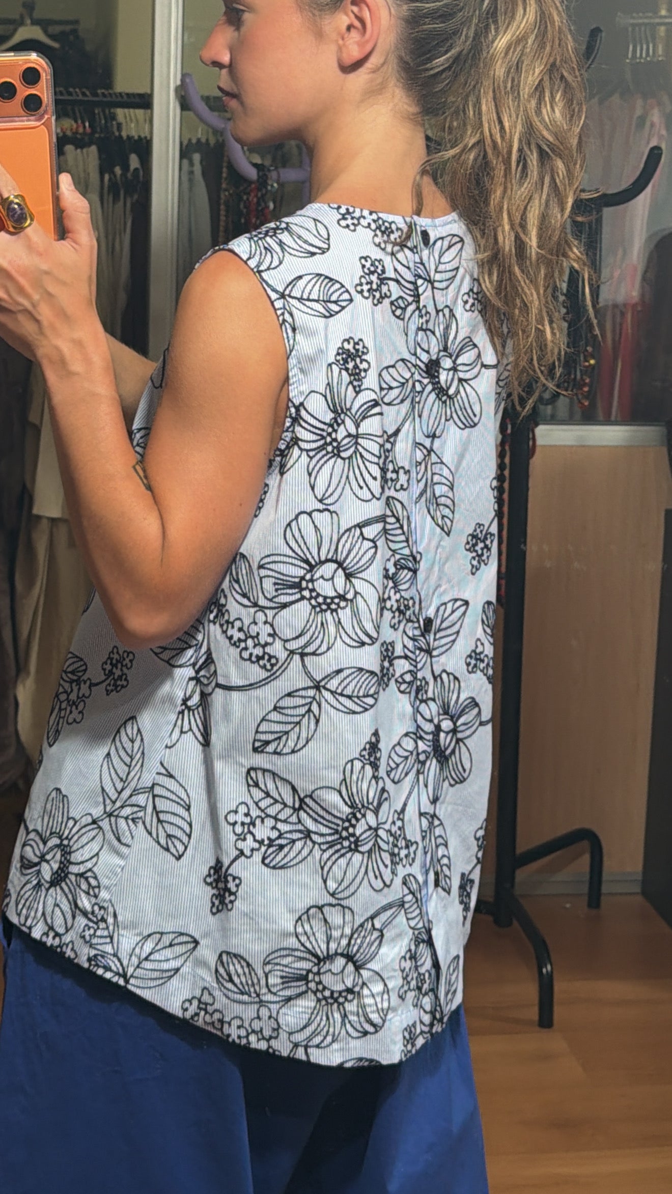 Blusa floral azul sin mangas