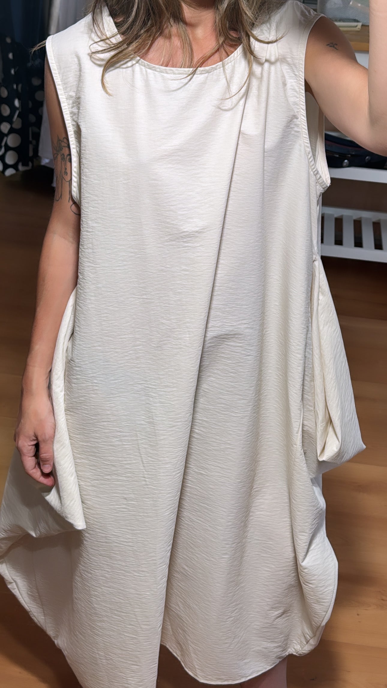 Vestido sin mangas con picos laterales