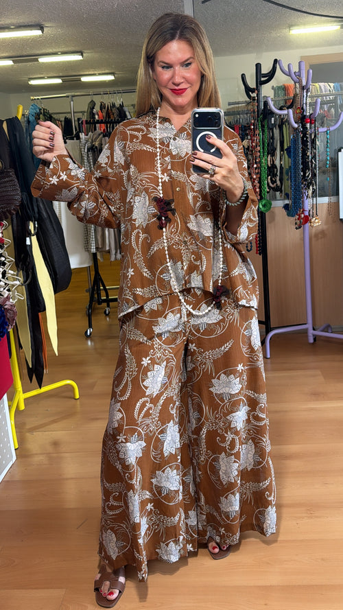 Conjunto marrón floral