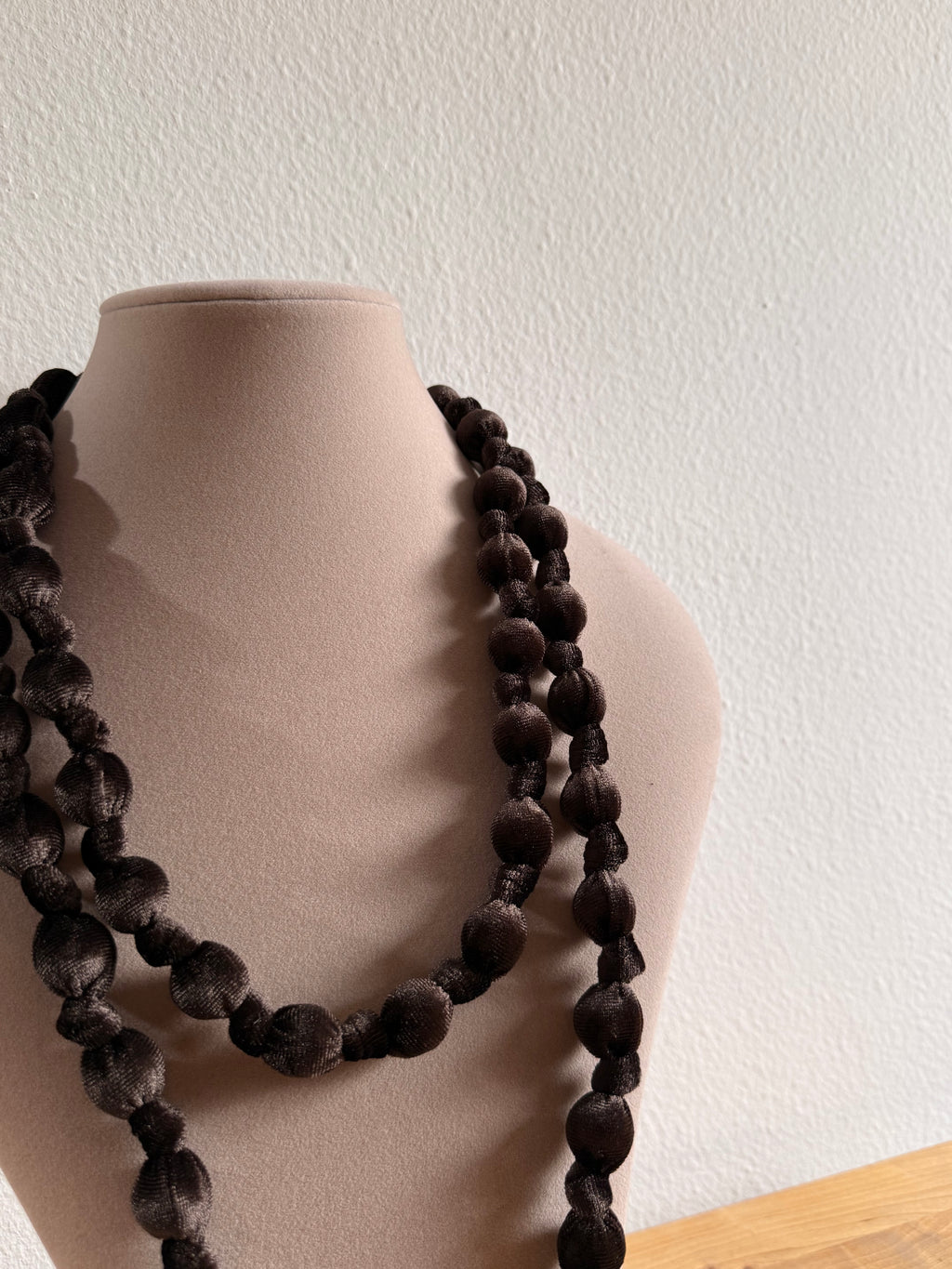 Collar bola pequeña terciopelo