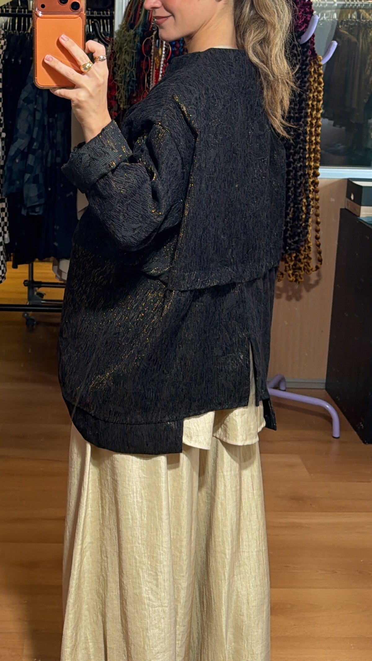 Chaqueta negra hilo dorado