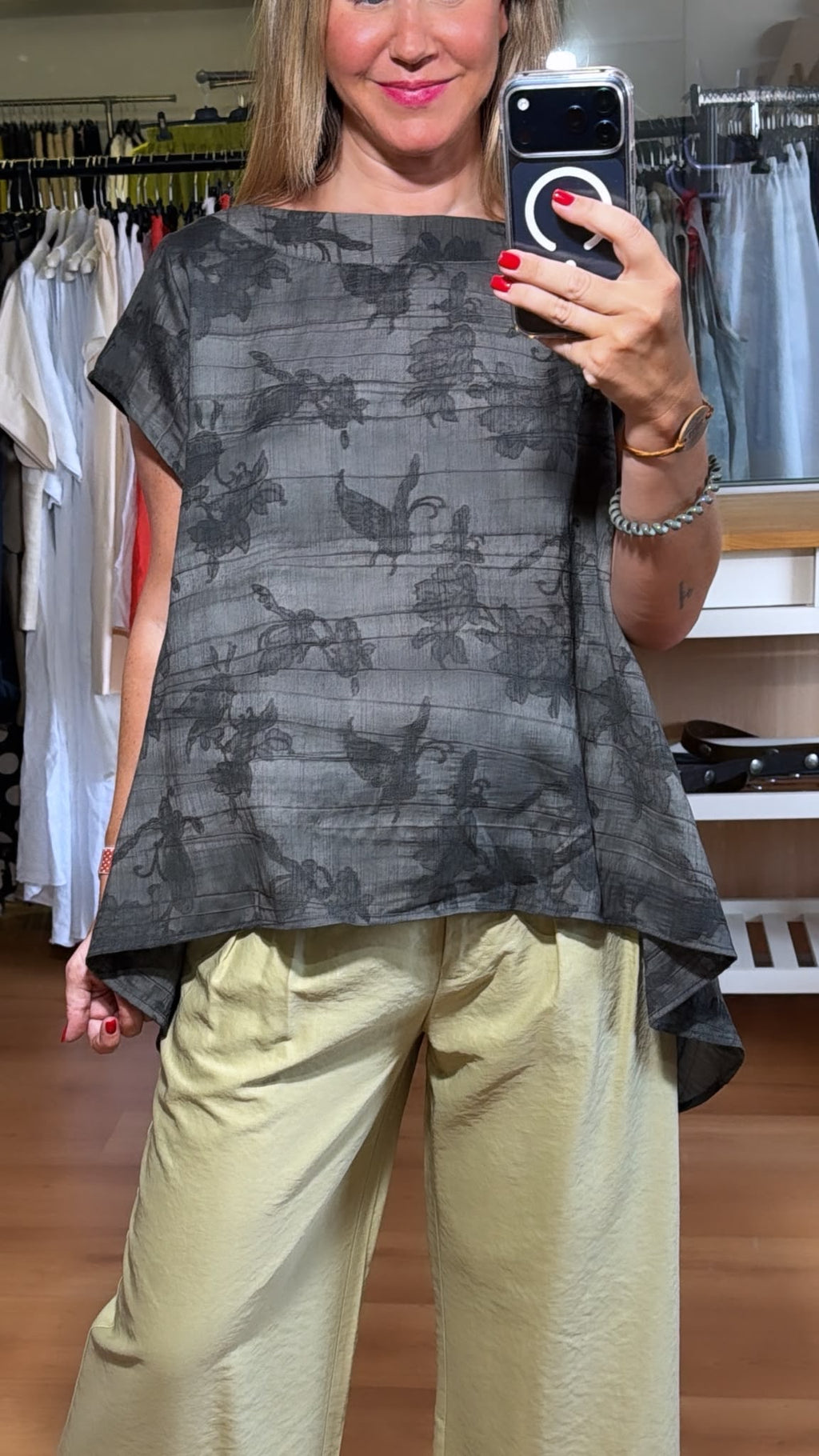 Blusa fluida estampada con bajo asimétrico
