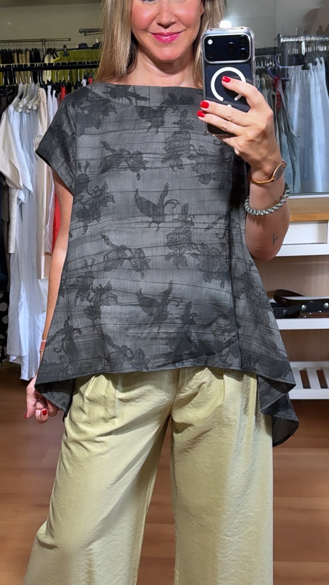 Blusa fluida estampada con bajo asimétrico
