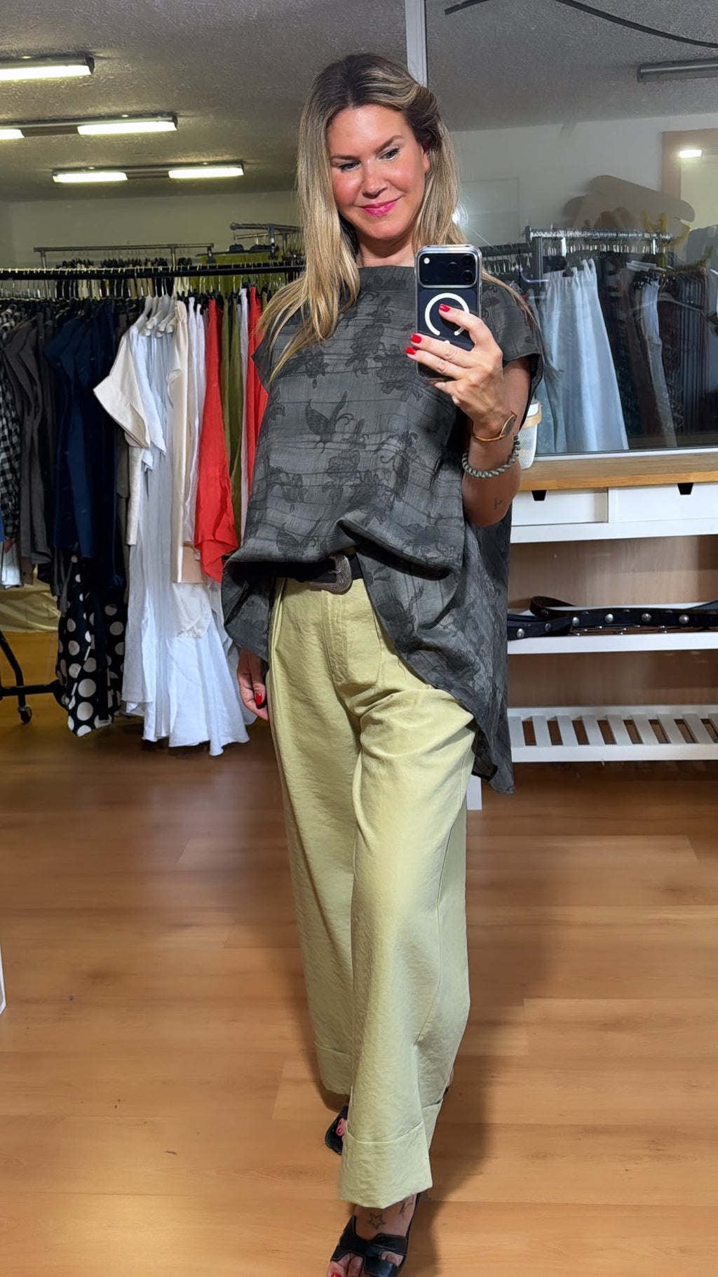 Blusa fluida estampada con bajo asimétrico