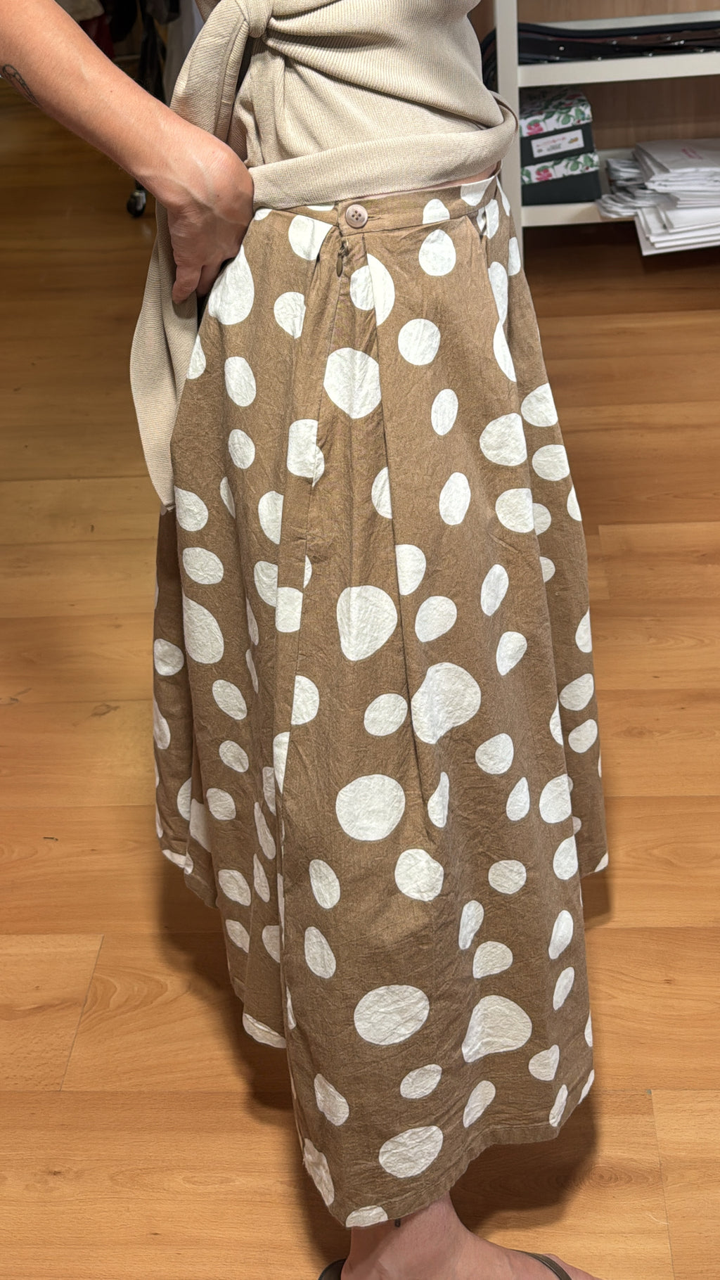 Falda beige topos