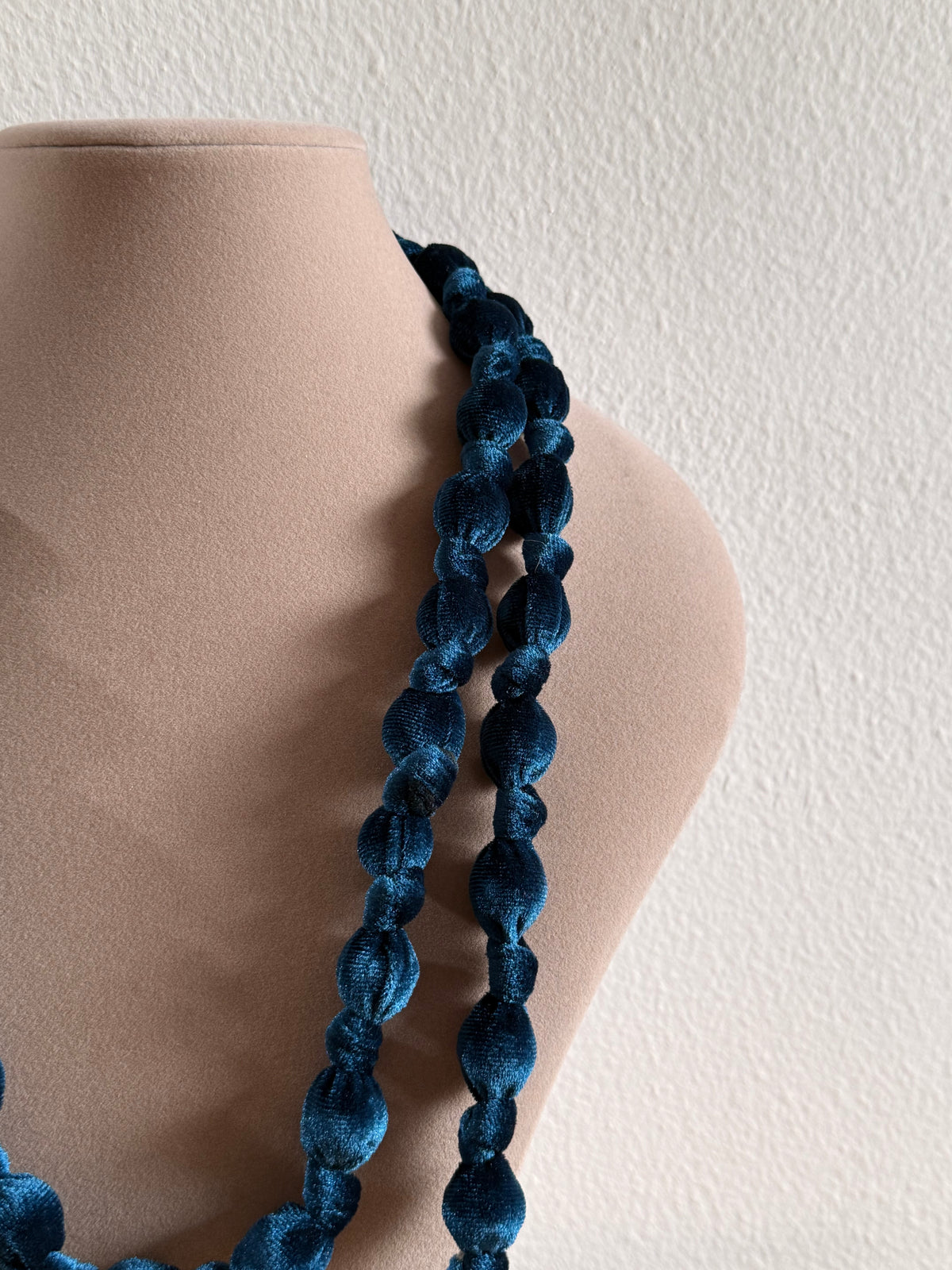 Collar bola pequeña terciopelo