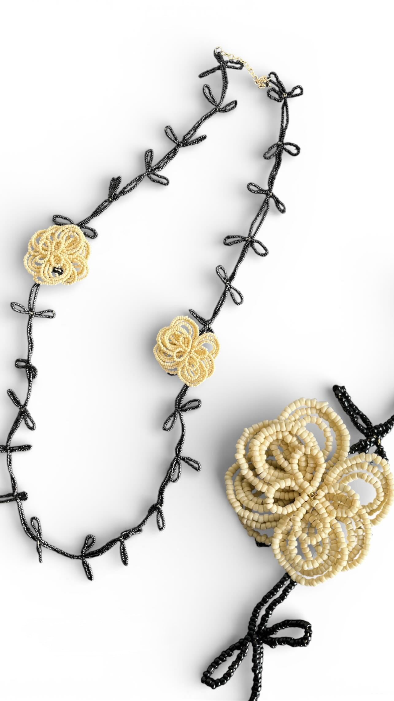 Collar floral de abalorios negro