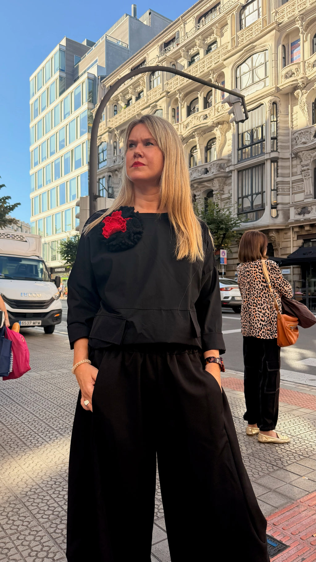 Camiseta negra con bolsillos