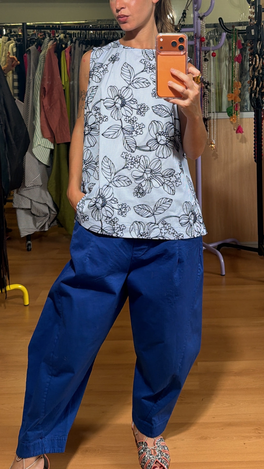 Blusa floral azul sin mangas