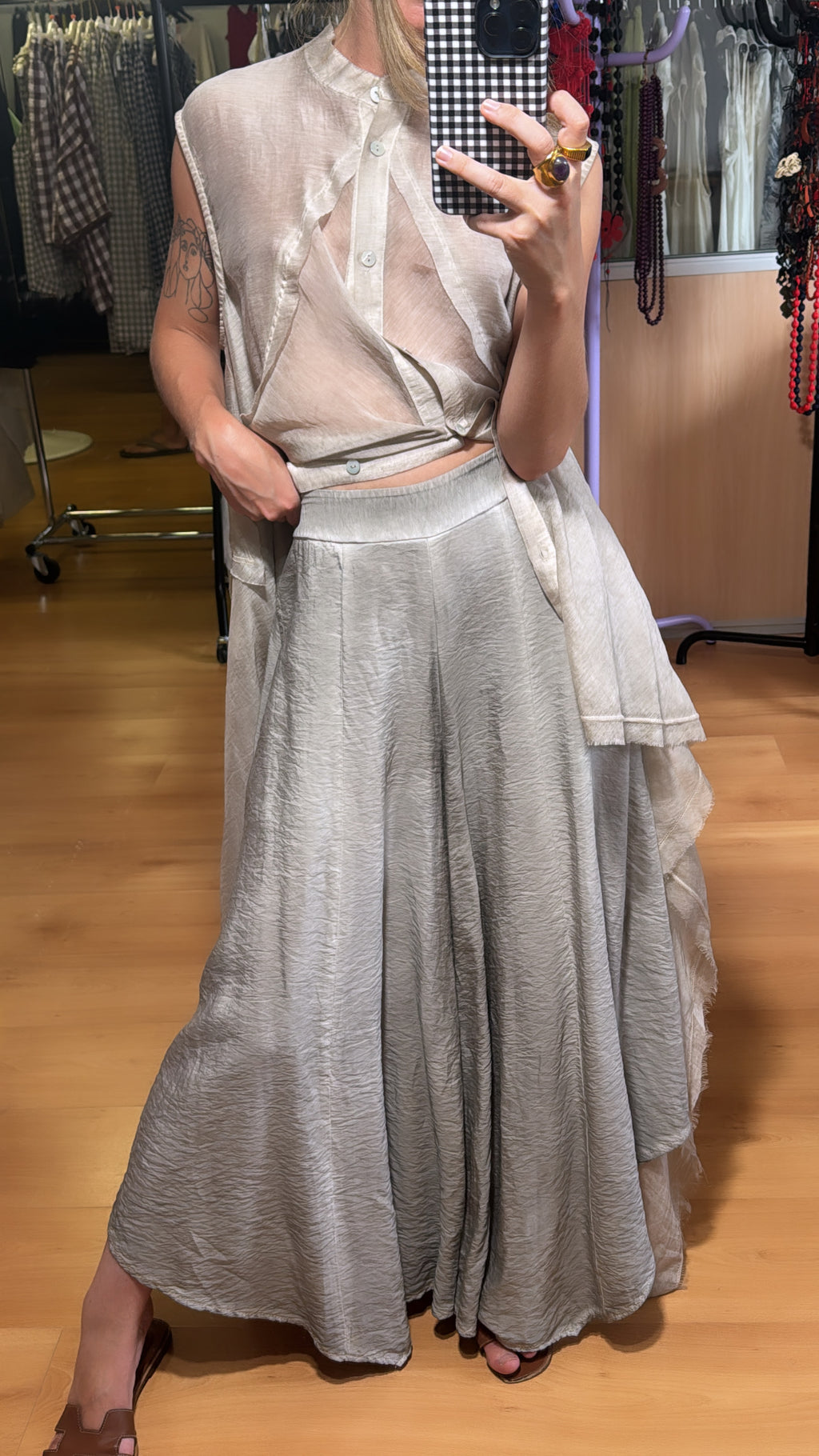 Pantalón fluido con bajo en pico
