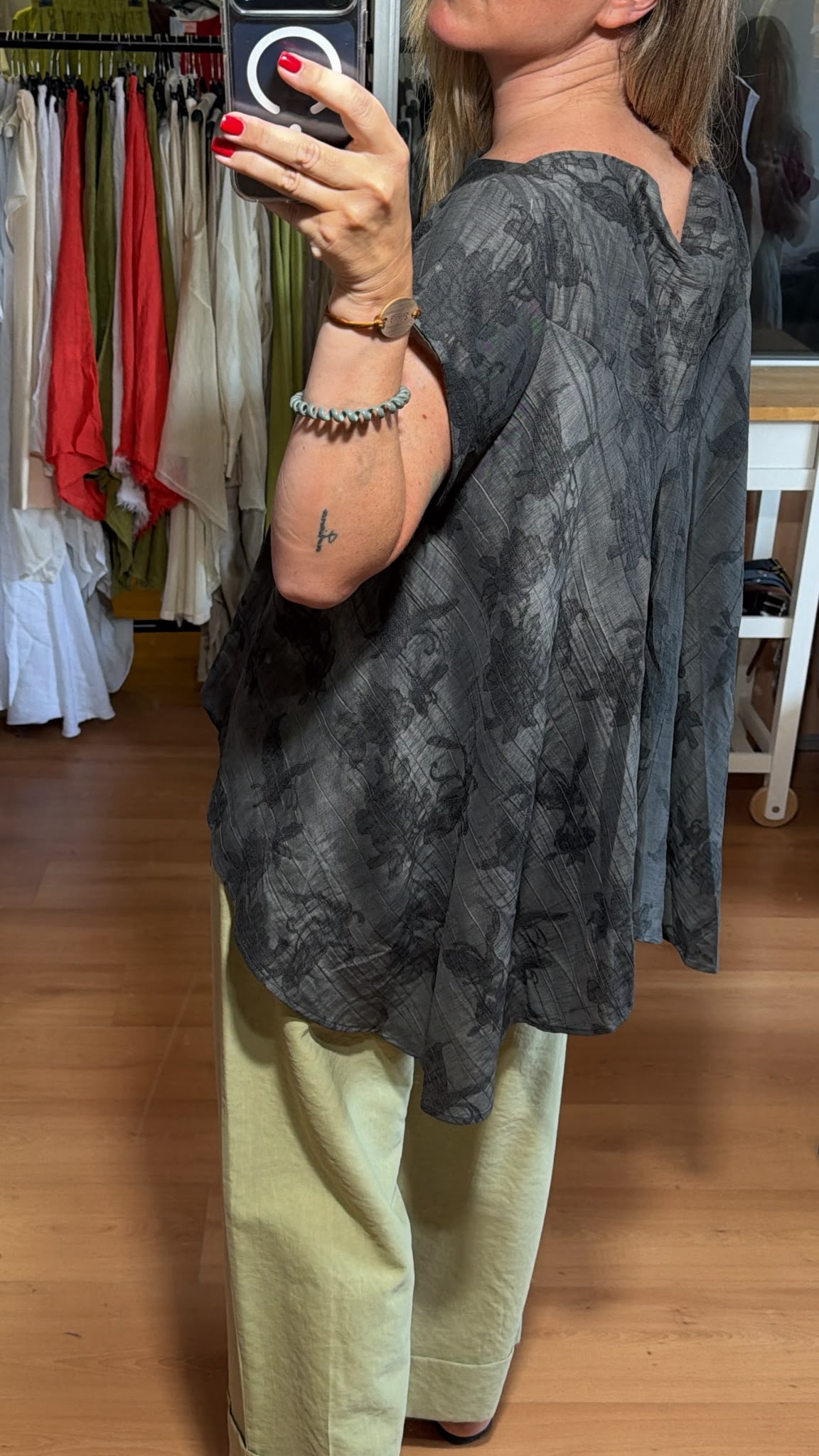 Blusa fluida estampada con bajo asimétrico