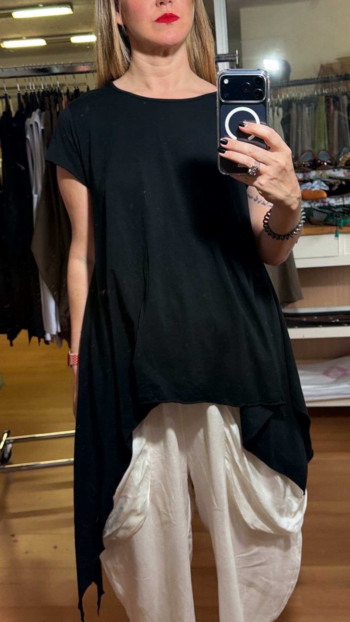 Camiseta irregular con pico