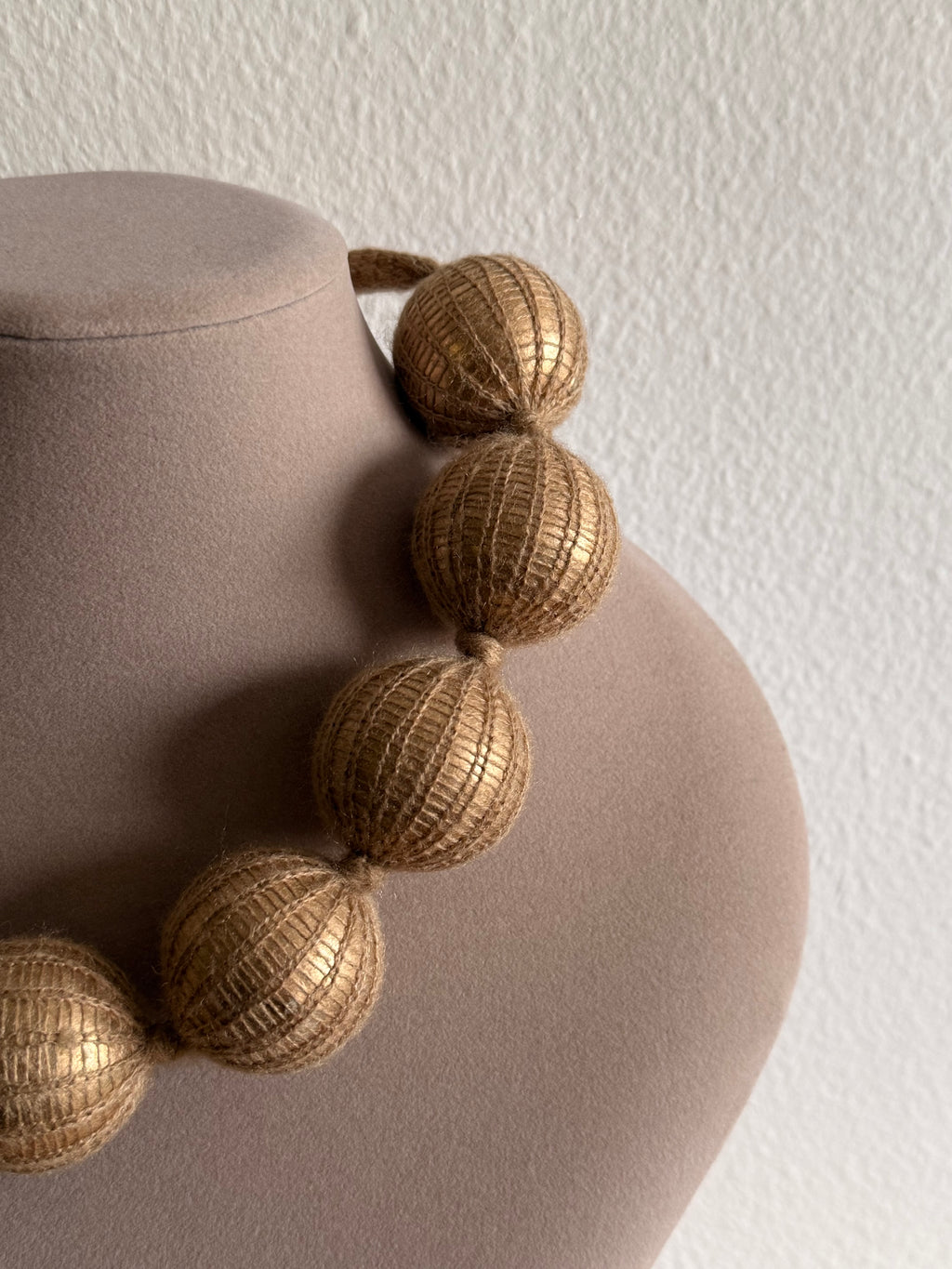 Collar bola ancha