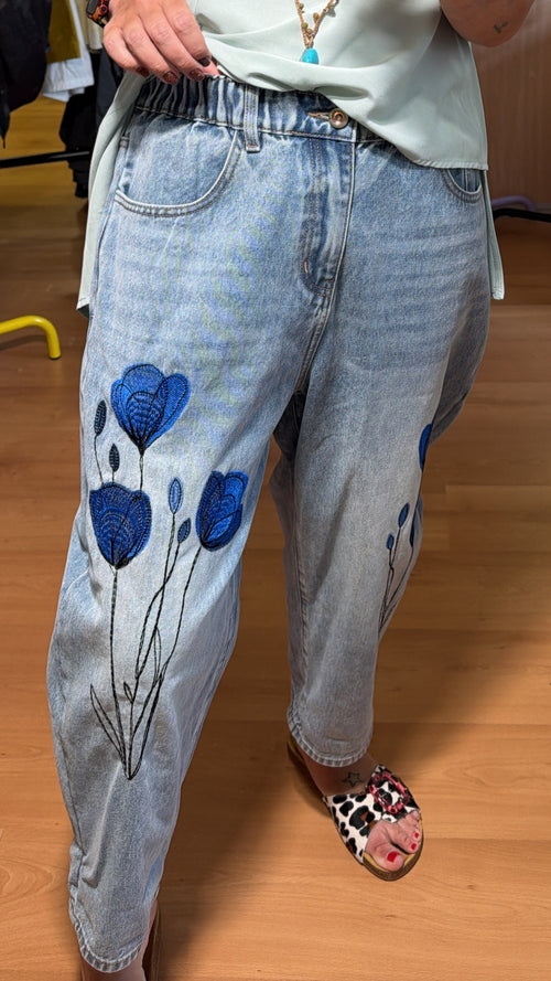 Pantalón vaquero flores bordadas