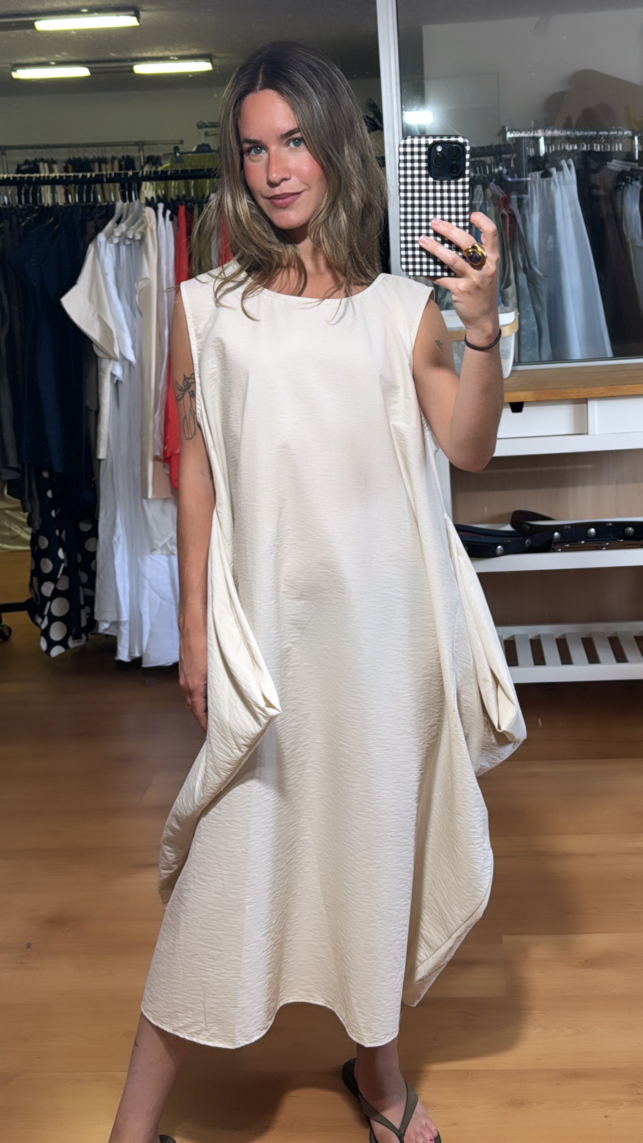 Vestido sin mangas con picos laterales
