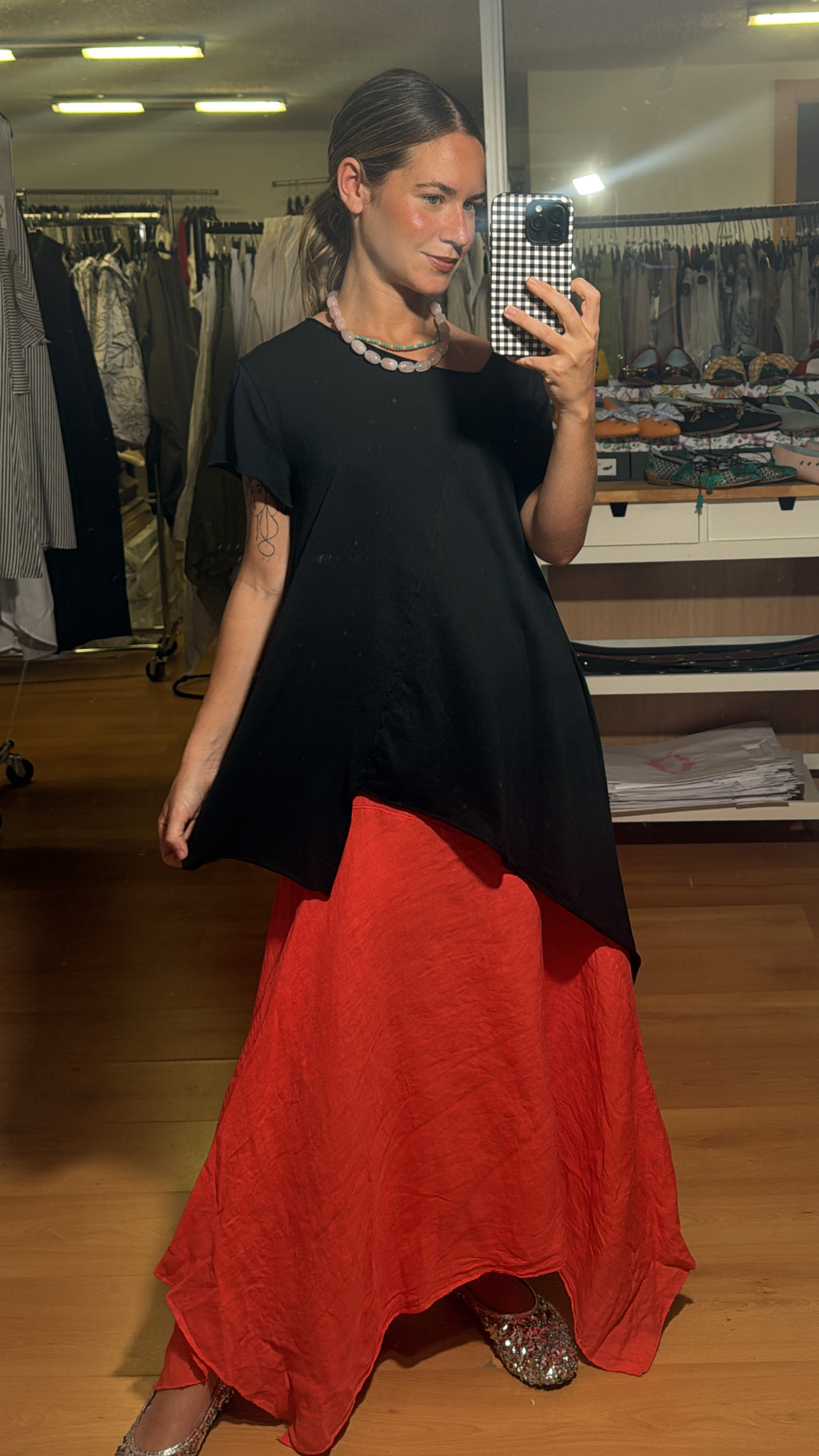 Camiseta negra irregular