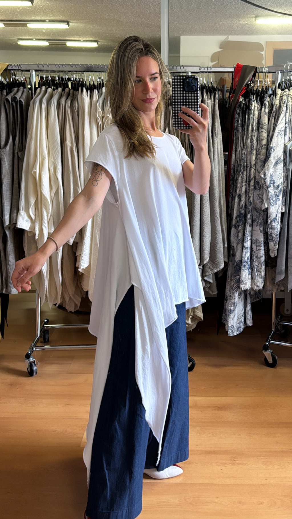Camiseta irregular con pico