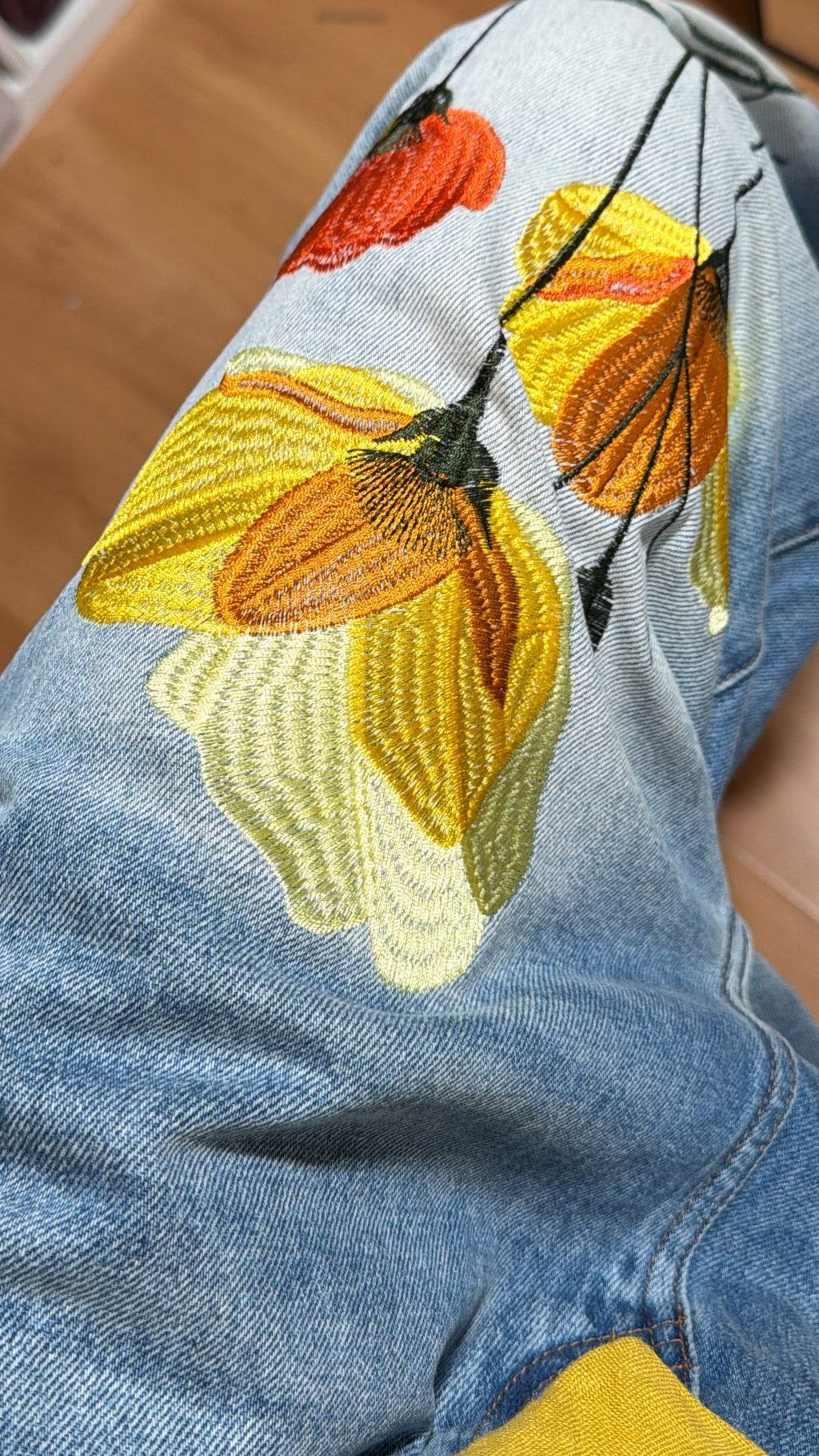 Pantalón vaquero flores bordadas