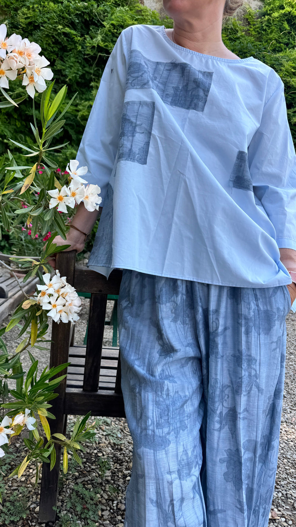 Blusa con parches florales