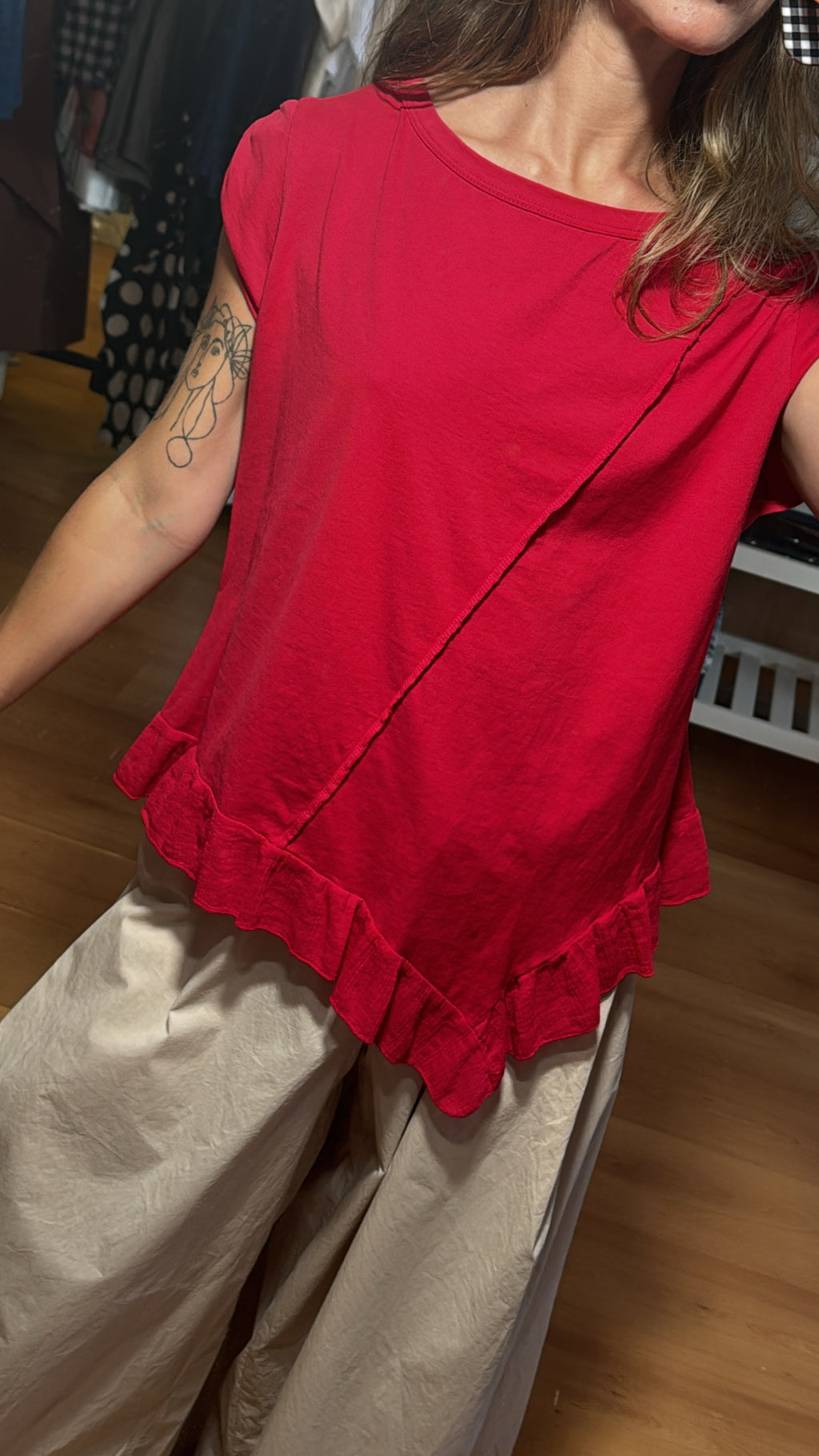 Camiseta asimétrica con volante