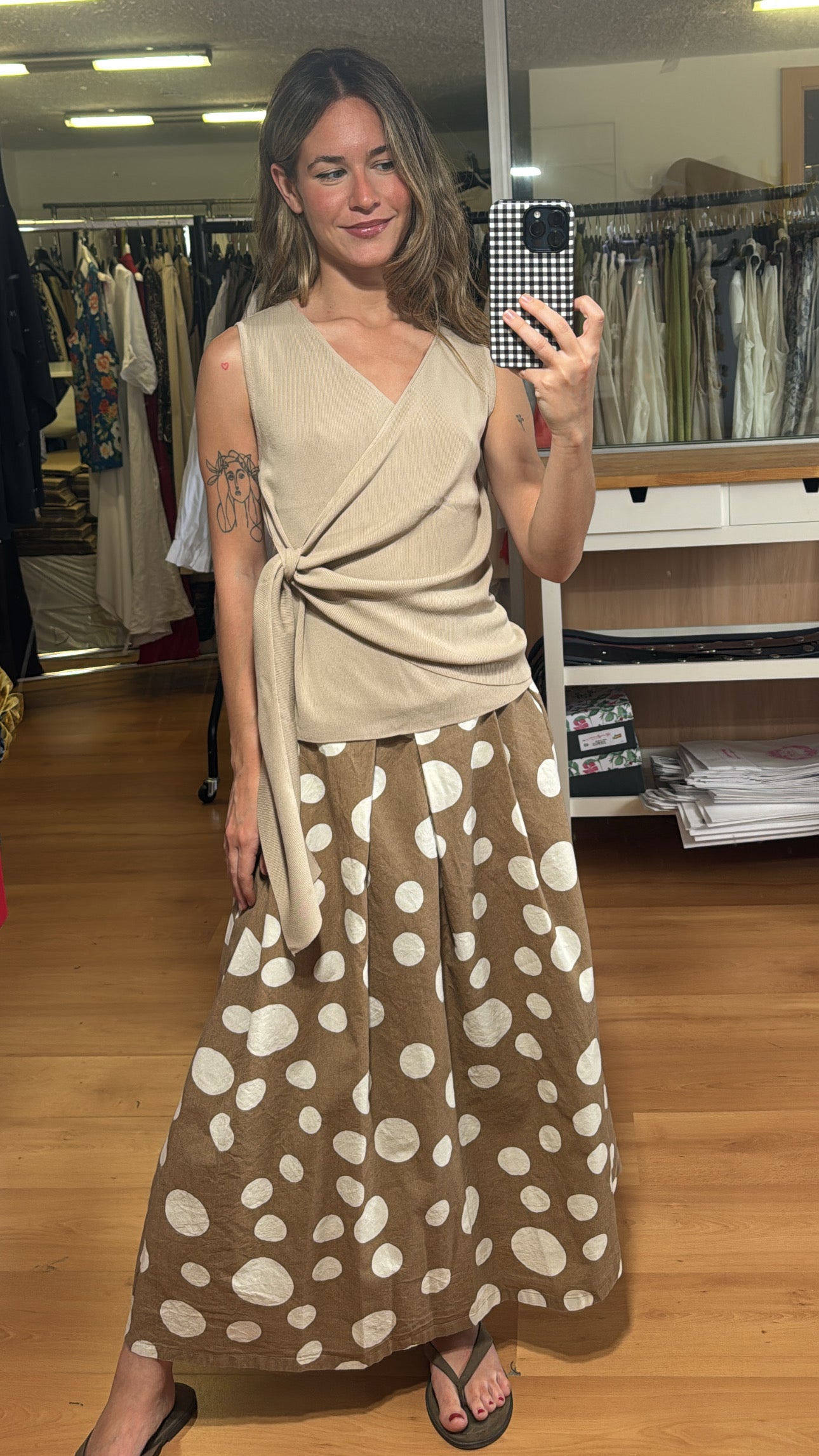 Falda beige topos