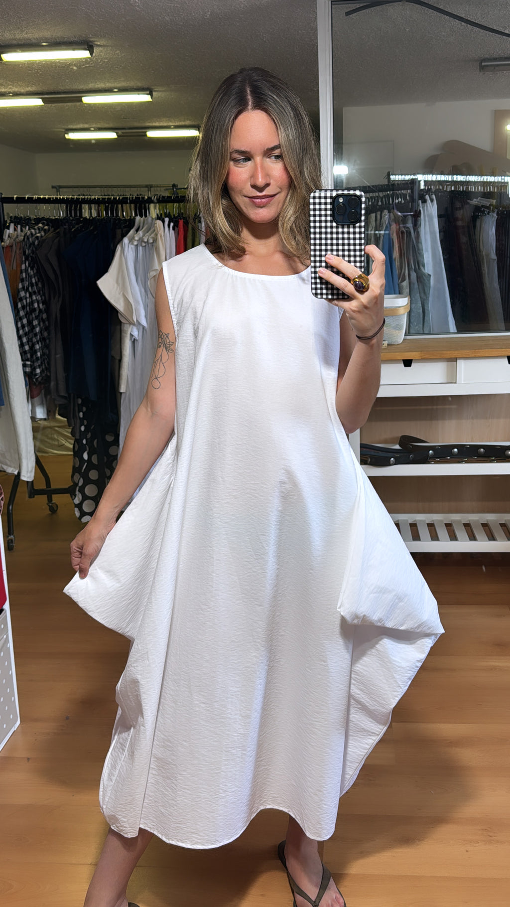 Vestido sin mangas con picos laterales