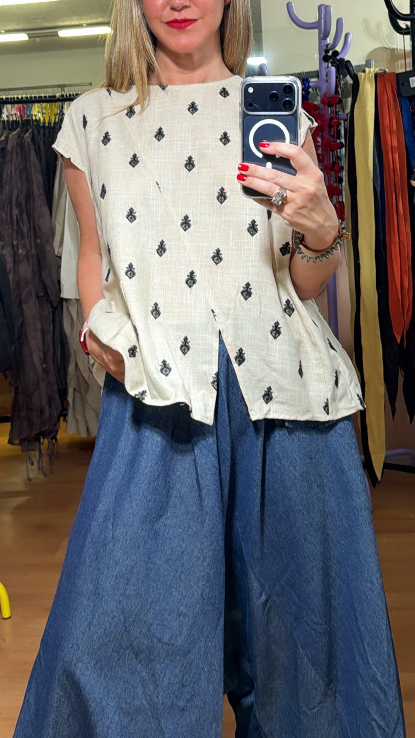 Blusa bordada asimétrica