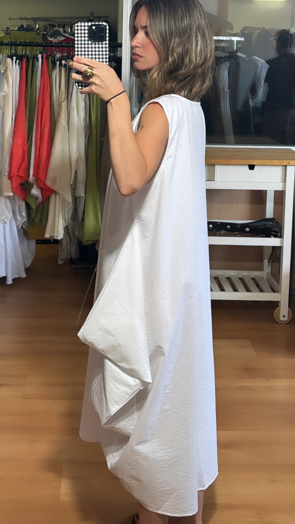 Vestido sin mangas con picos laterales