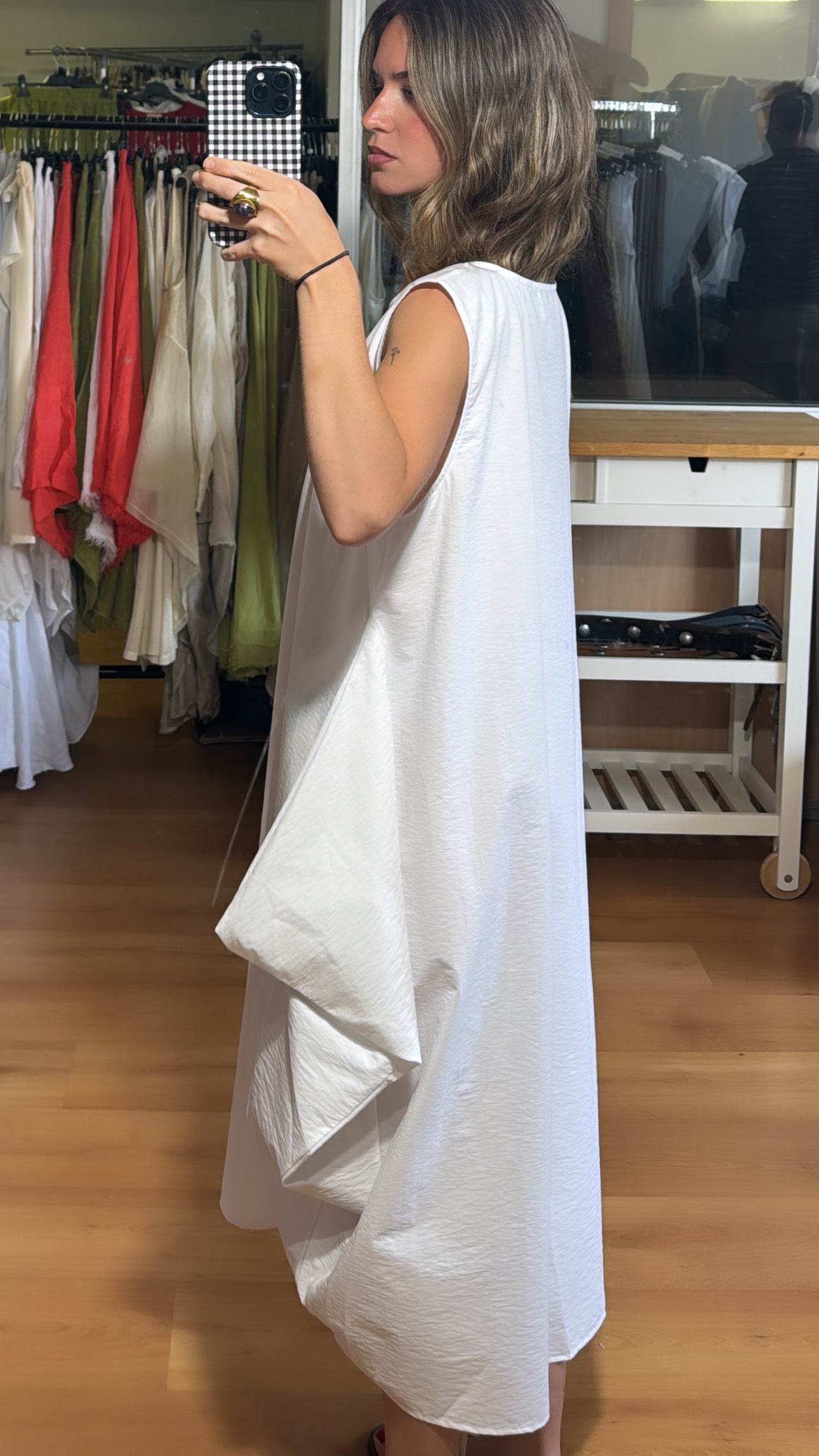 Vestido sin mangas con picos laterales