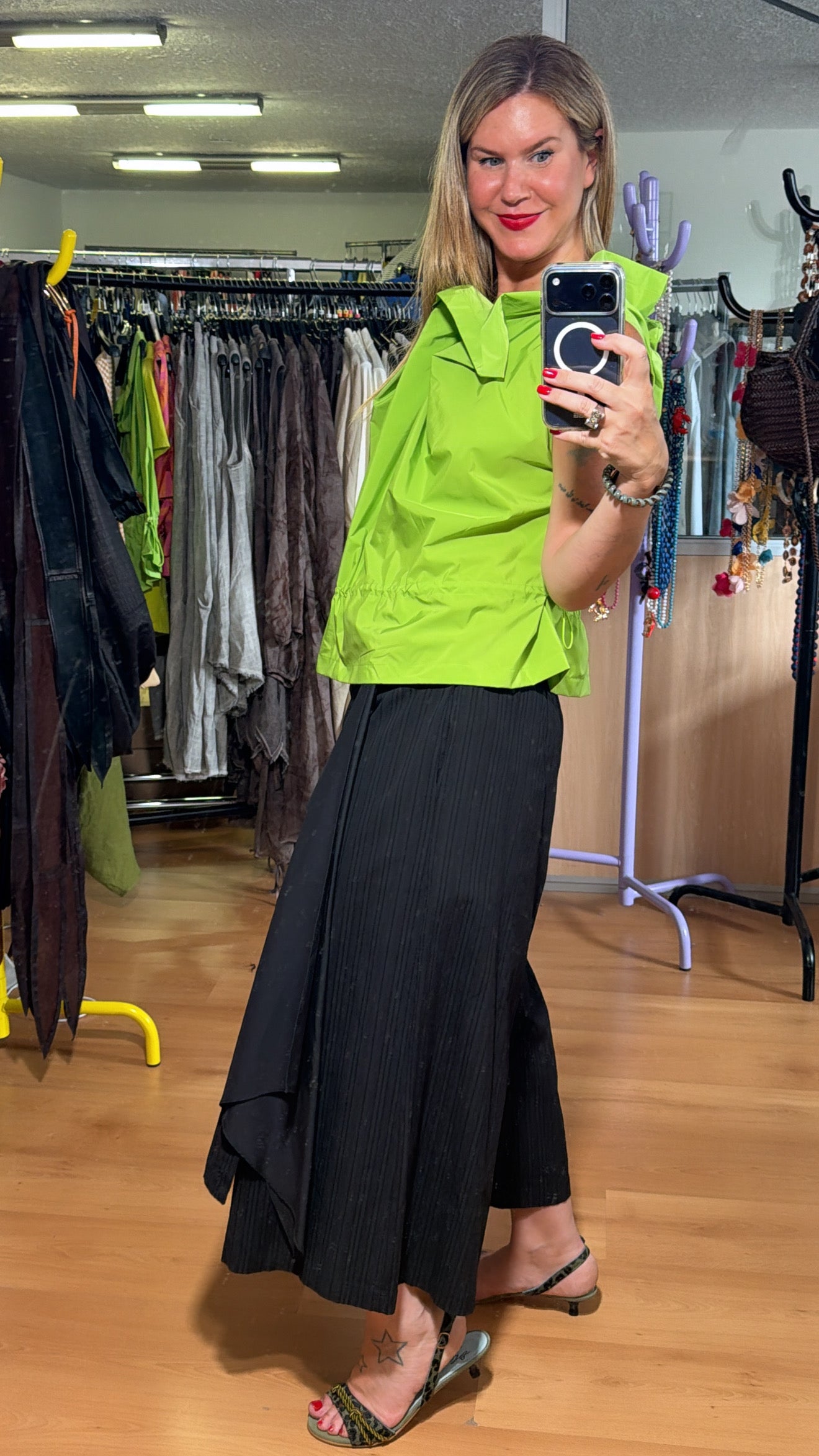 Blusa cuello arlequín sin mangas